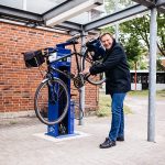 Olaf Schulze repariert sein Fahrrad an der neuen Reparationsstation